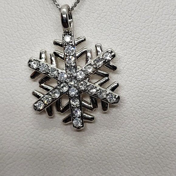 NEW, SGS MARKET, 18K WHITE GOLD PLATED & SWAROVSKI ELEMENT SNOWFLAKE PENDANT - Picture 1 of 5
